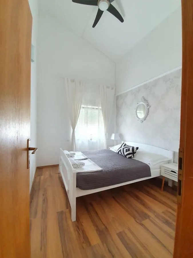 Apartment Marta Pag Island 0*, باغ