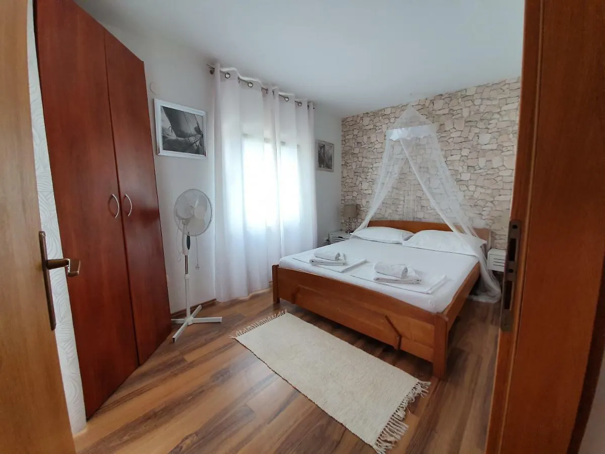 Apartment Marta Pag Island  باغ